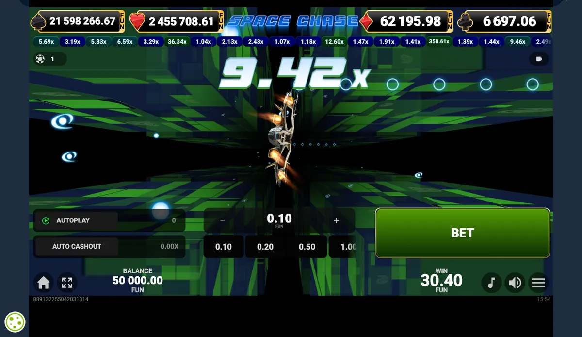 Captura do modo demo de Space Chase: nave espacial em voo com multiplicador x9,42, resultados anteriores no topo e botão BET à direita